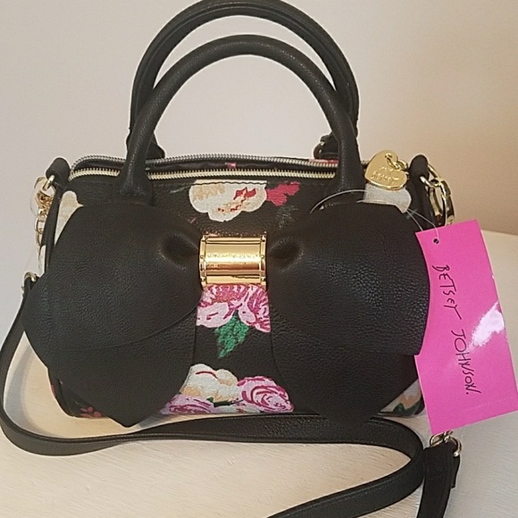 Betsey Johnson Handbags - 🌹🌹Betsey Johnson Barrel Crossbody🌹🌹
